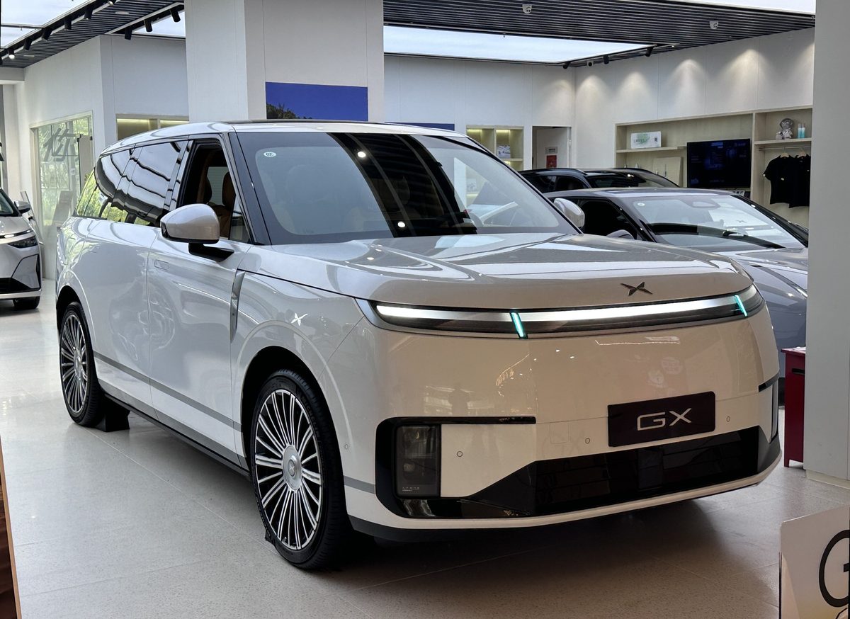 SUV-ul electric XPENG GX, alb-argintiu, expus într-un showroom